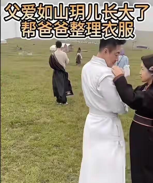 牛操盘 小玥儿首次在麻六记直播露脸，长得太像大S了，给汪小菲整理衣领